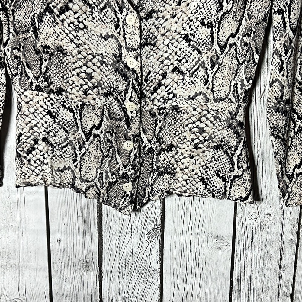 Reformation 4 Snakeskin Patterned V Neck Button front Blouse size 6 - Picture 4 of 8